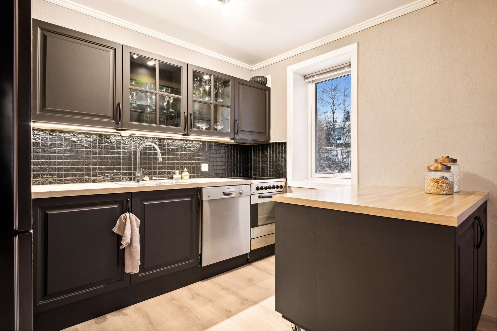 Kjøkkenet har godt med arbeidslys og en flyttbar kjøkkenøy Galleribilde