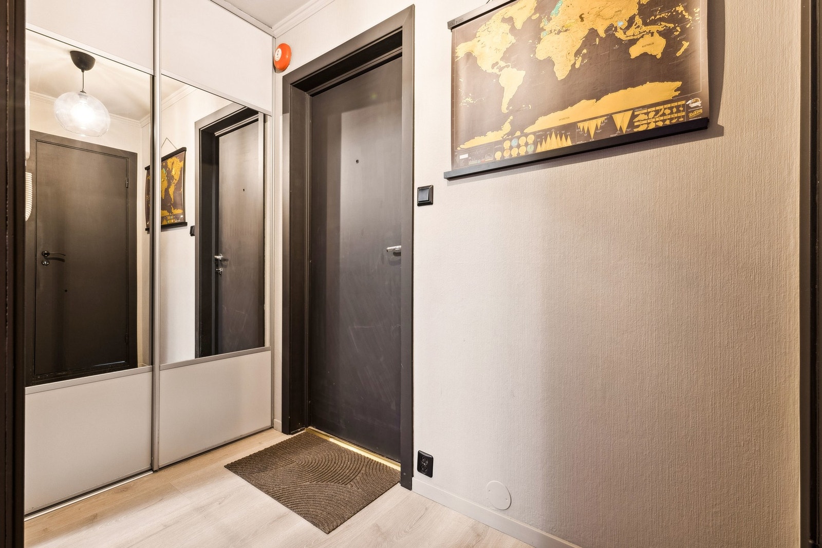 Boligen har et innvendig areal på ca. 44m² bestående av entré, stue, kjøkken, bad/vaskerom og ett soverom Galleribilde