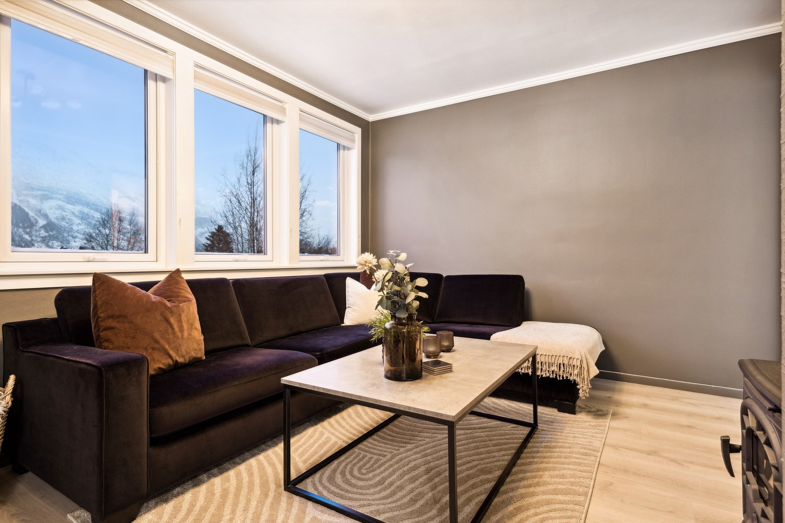 Rommene er malt i behagelige farger, bestående av ulike jordtoner Galleribilde