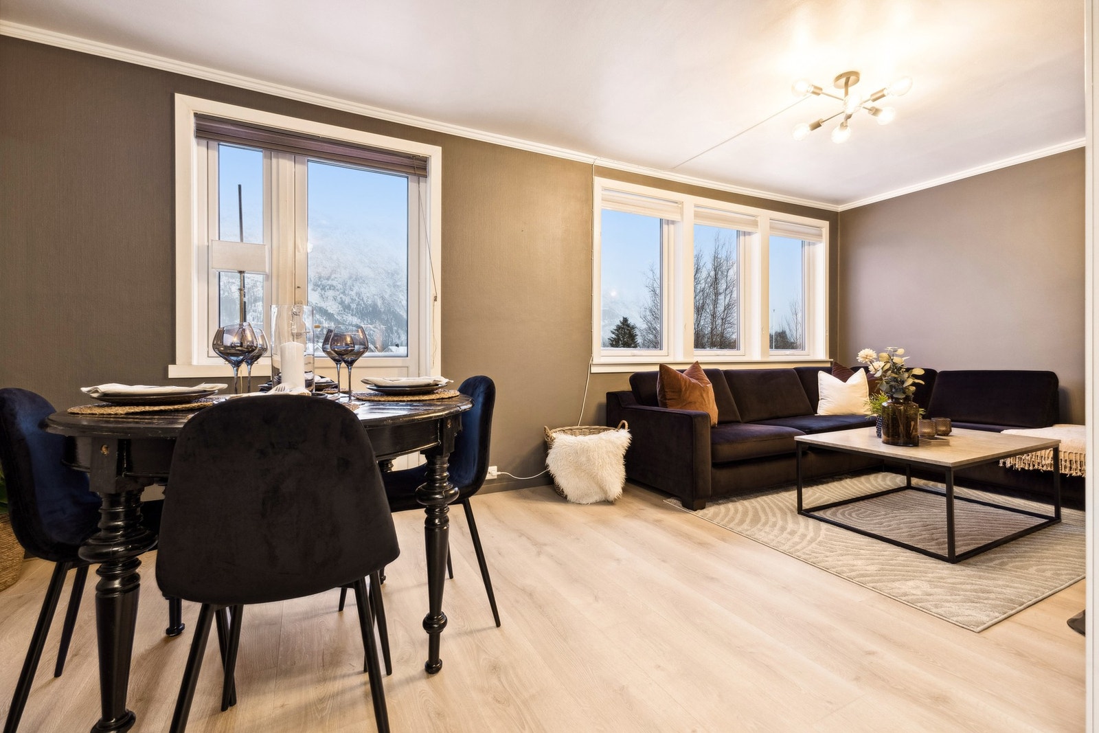 I 2024 ble det lagt nytt laminatgulv på stue/kjøkken og i entré Galleribilde