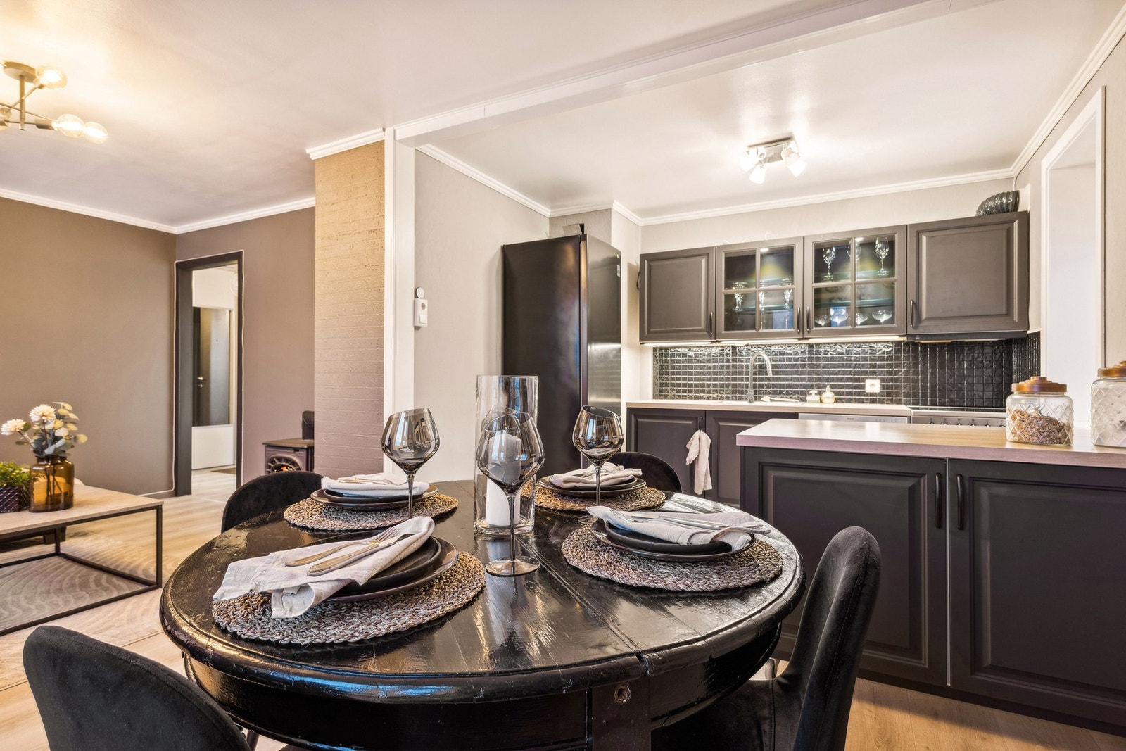 Vegg mellom stua og kjøkkenet er åpnet opp Galleribilde