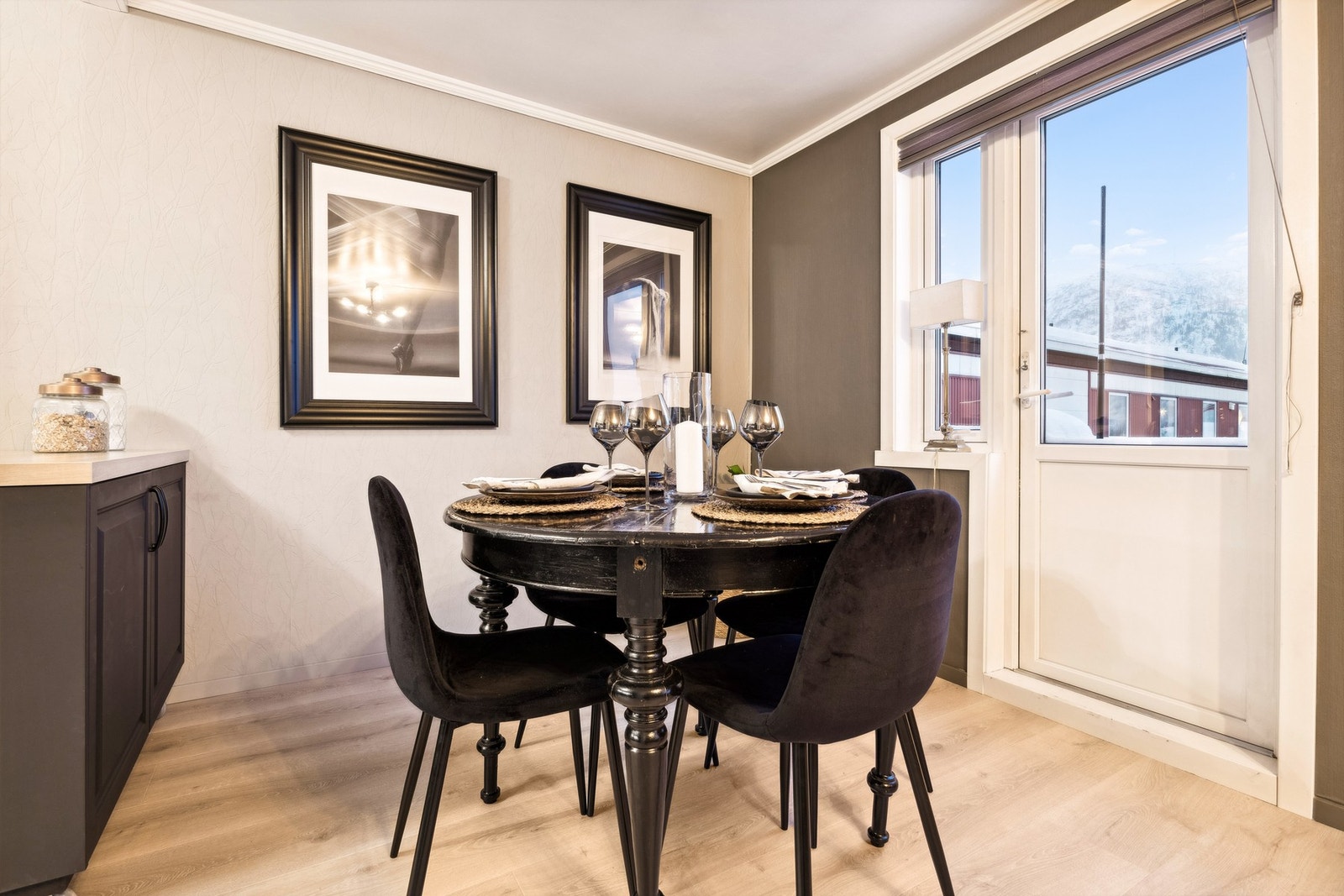 Fra spisegruppen har du utgang til balkongen. Den er på ca. 5m² og ligger vendt mot vest Galleribilde