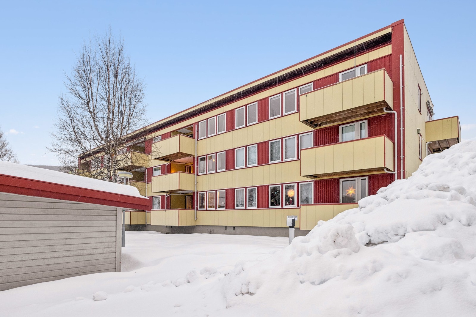 Beboerne parkerer på borettslagets fellesareal eller tildelte plasser iht. ansiennitet mot en liten leiesum for motorvarmer etc. Galleribilde