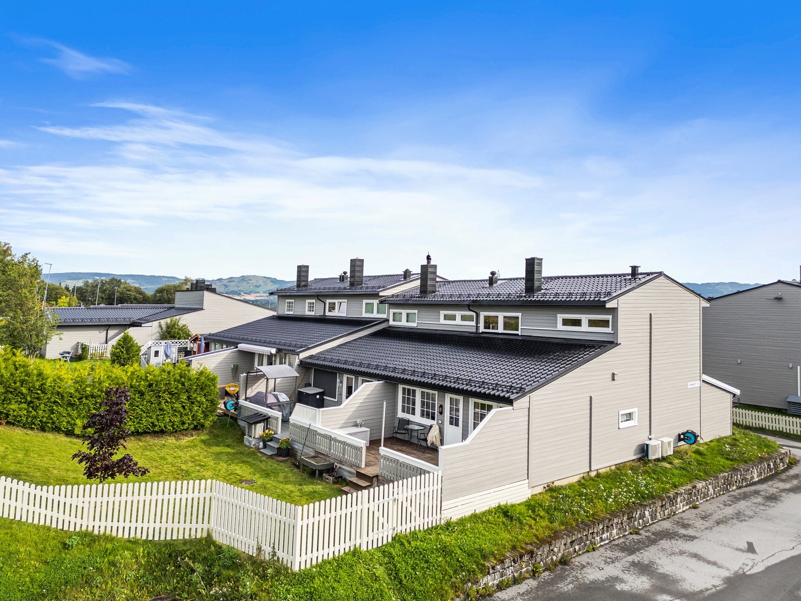 Det er kort veg til både skole, aktivitetspark og barnehage. Galleribilde