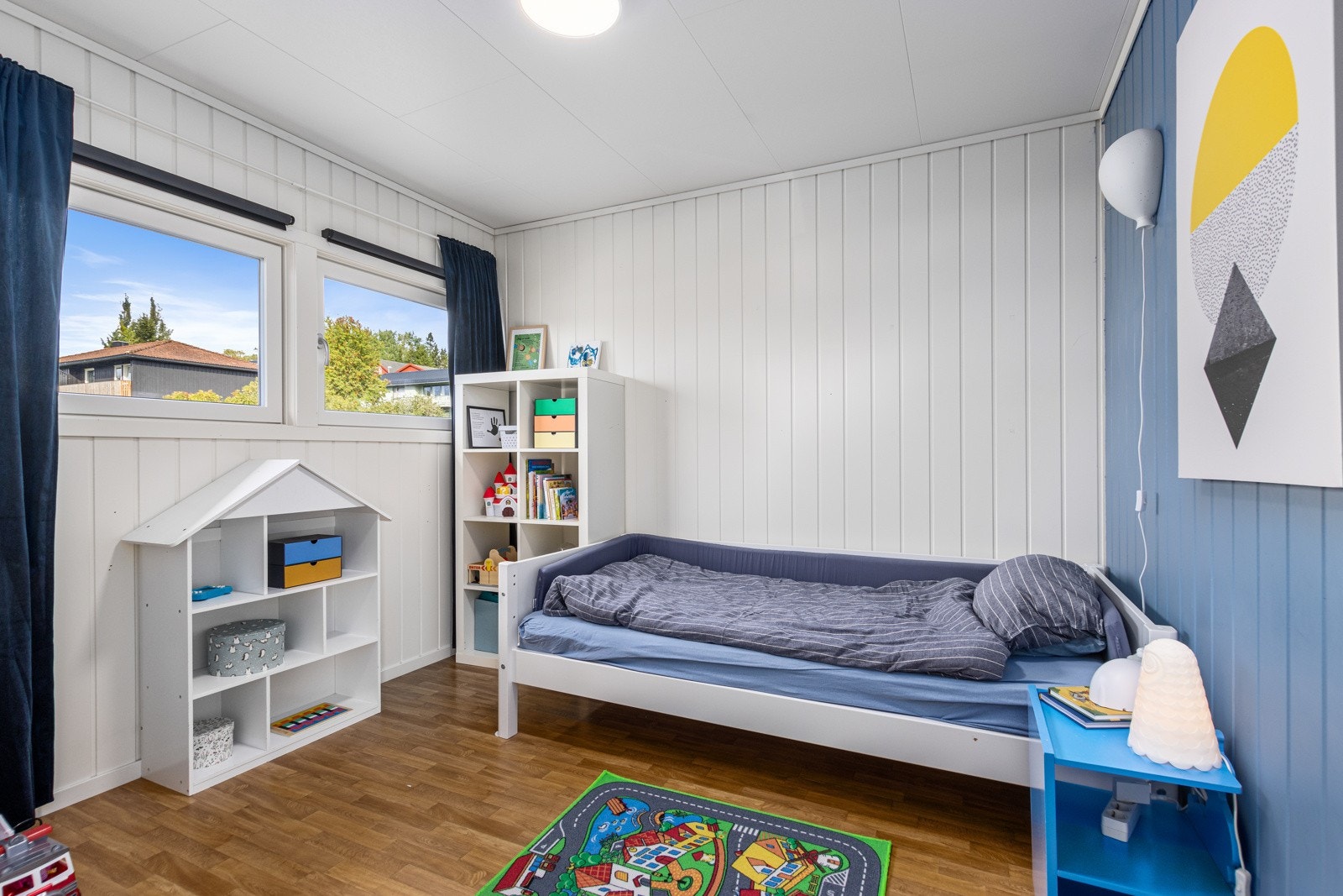 Det andre soverommet i 2. etasje er ca. 9,5m² - også her god plass for både seng og garderobe. Galleribilde