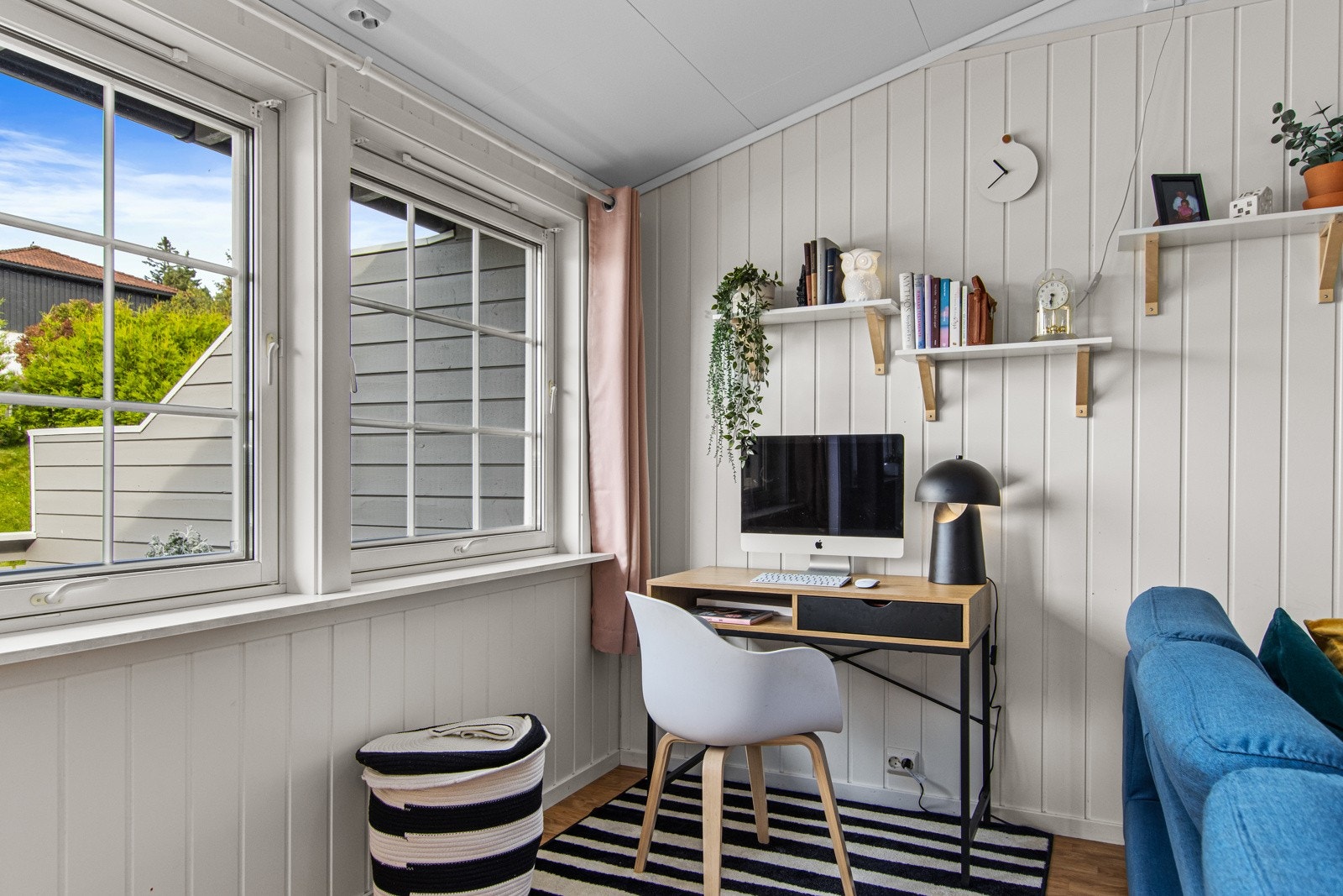 Det er installert 2 stk. luft til luft varmepumper fra 2019, i tillegg er det vedfyring. Galleribilde