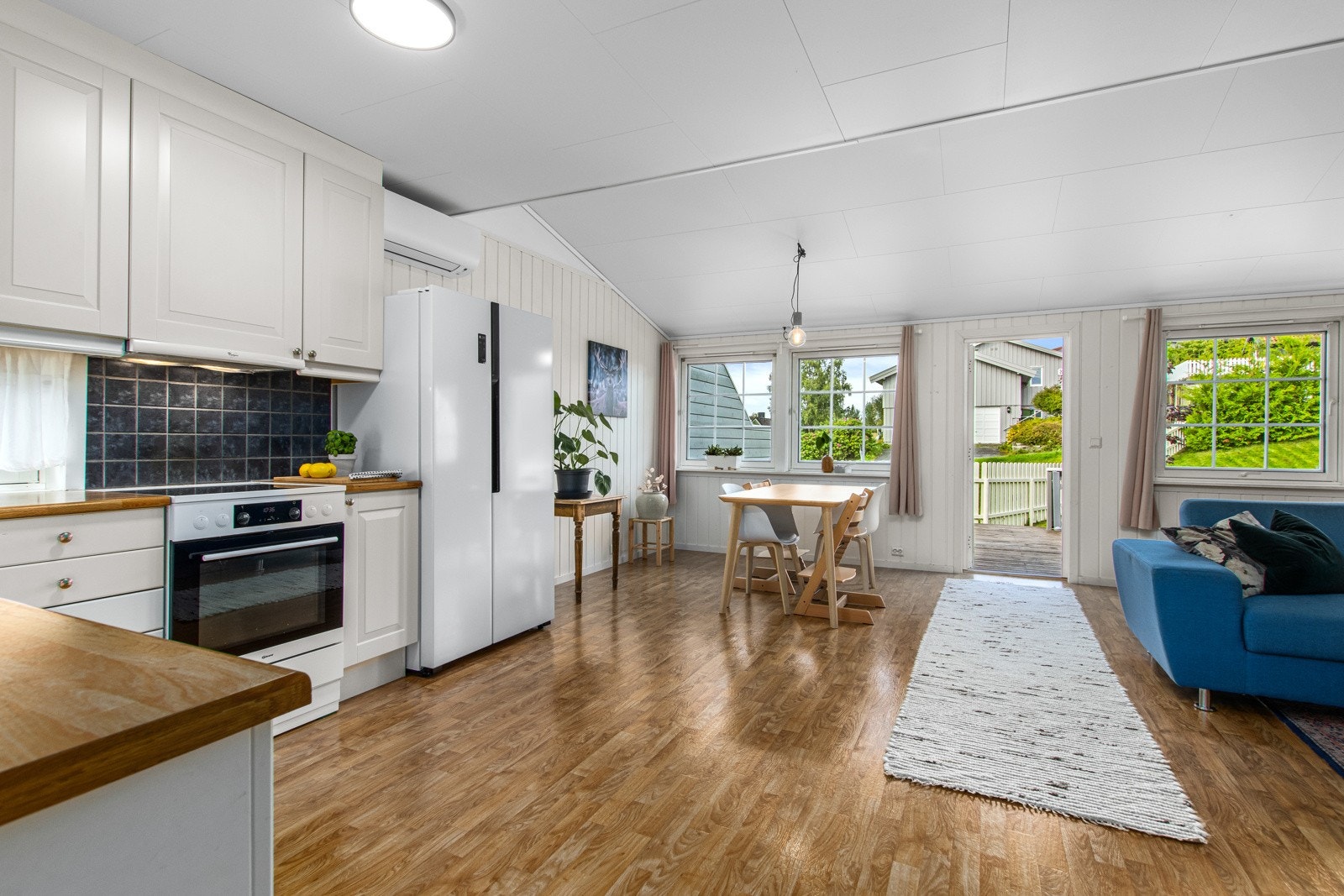 1. etasje inneholder entrè, gang, toalett, soverom, stue og kjøkken. Galleribilde