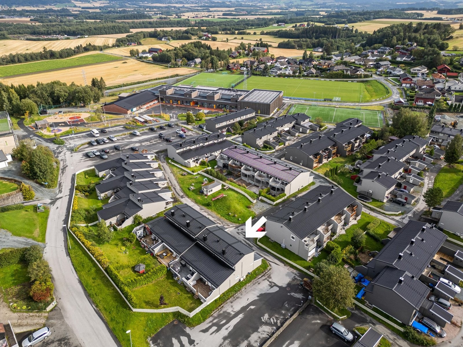 Trafikkstille og rolig område, ingen trafikk inne på tunet. Galleribilde