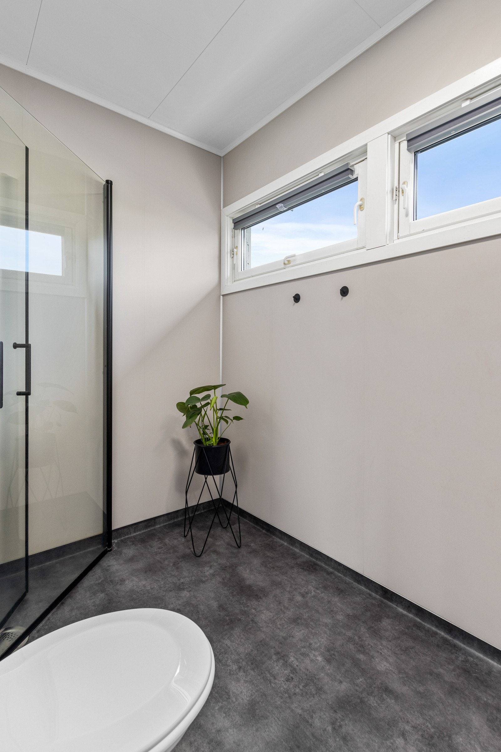 Av utstyr finnes toalett, dusjhjørne og servant. Separat vaskerom i kjelleren. Galleribilde