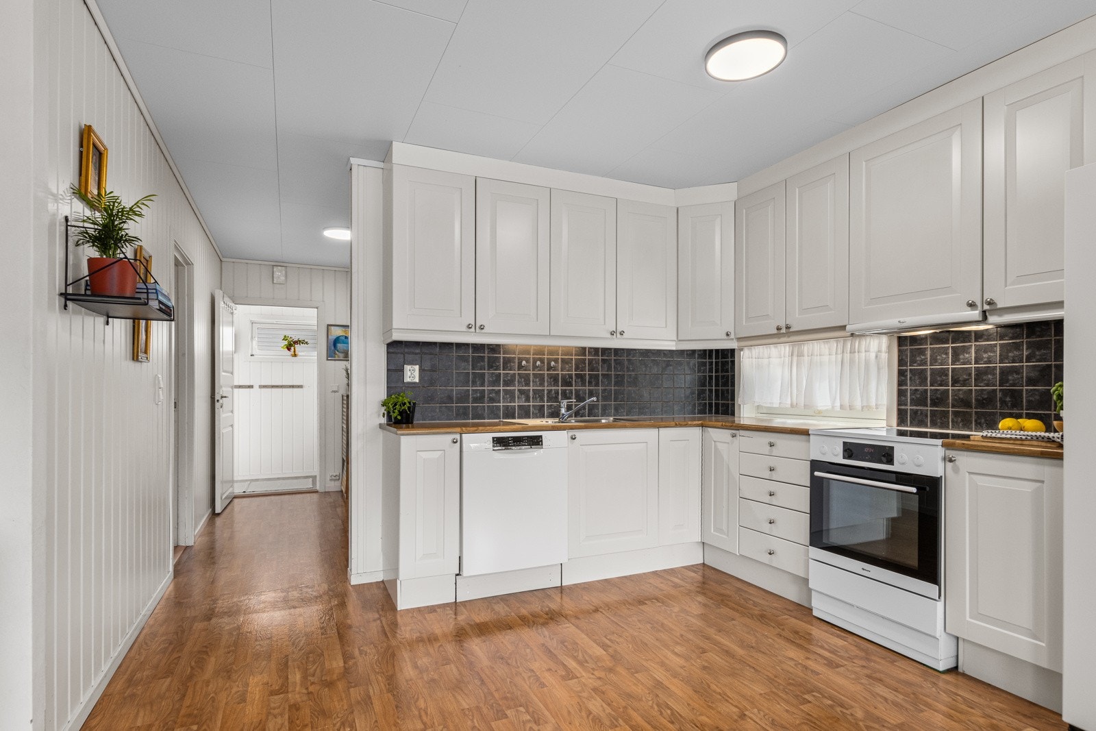 God skap- og benkeplass. Galleribilde