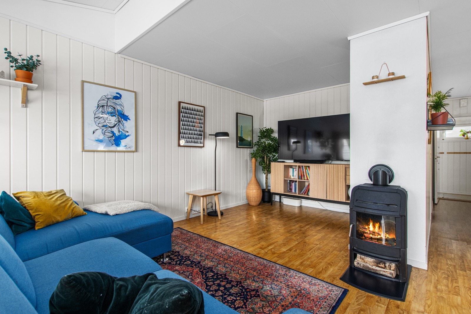 Vedfyring gir behagelig oppvarming om vinteren. Galleribilde