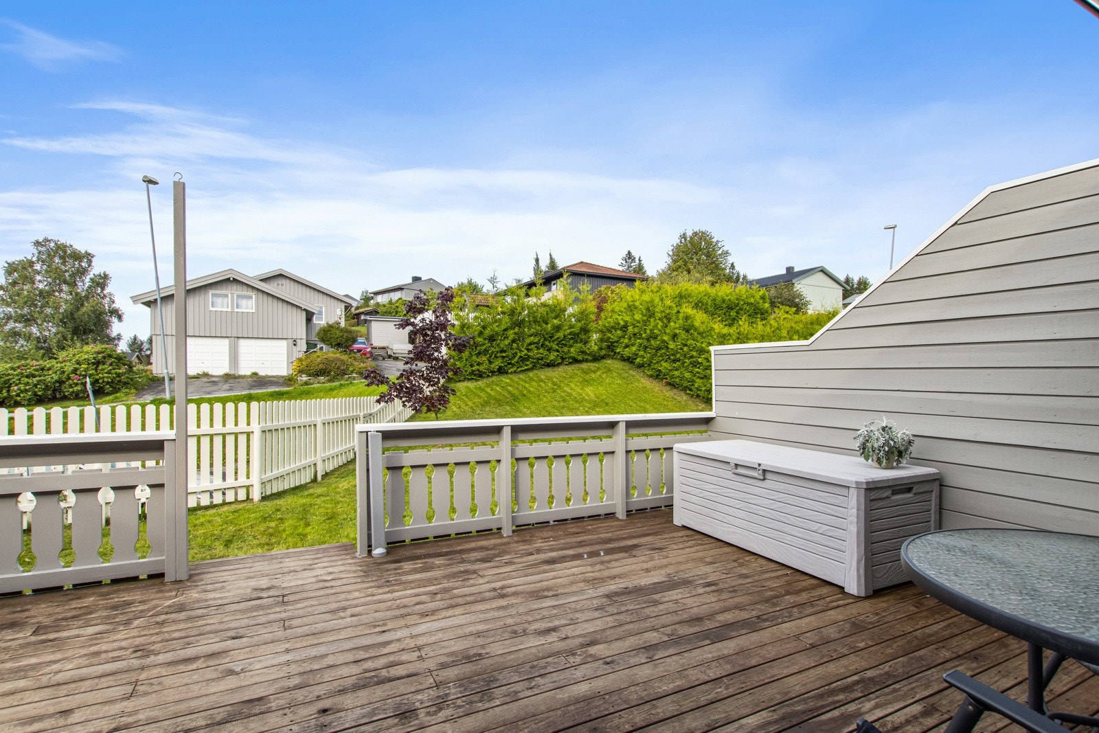 Romslig terrasse med adkomst til inngjerdet hage. Galleribilde