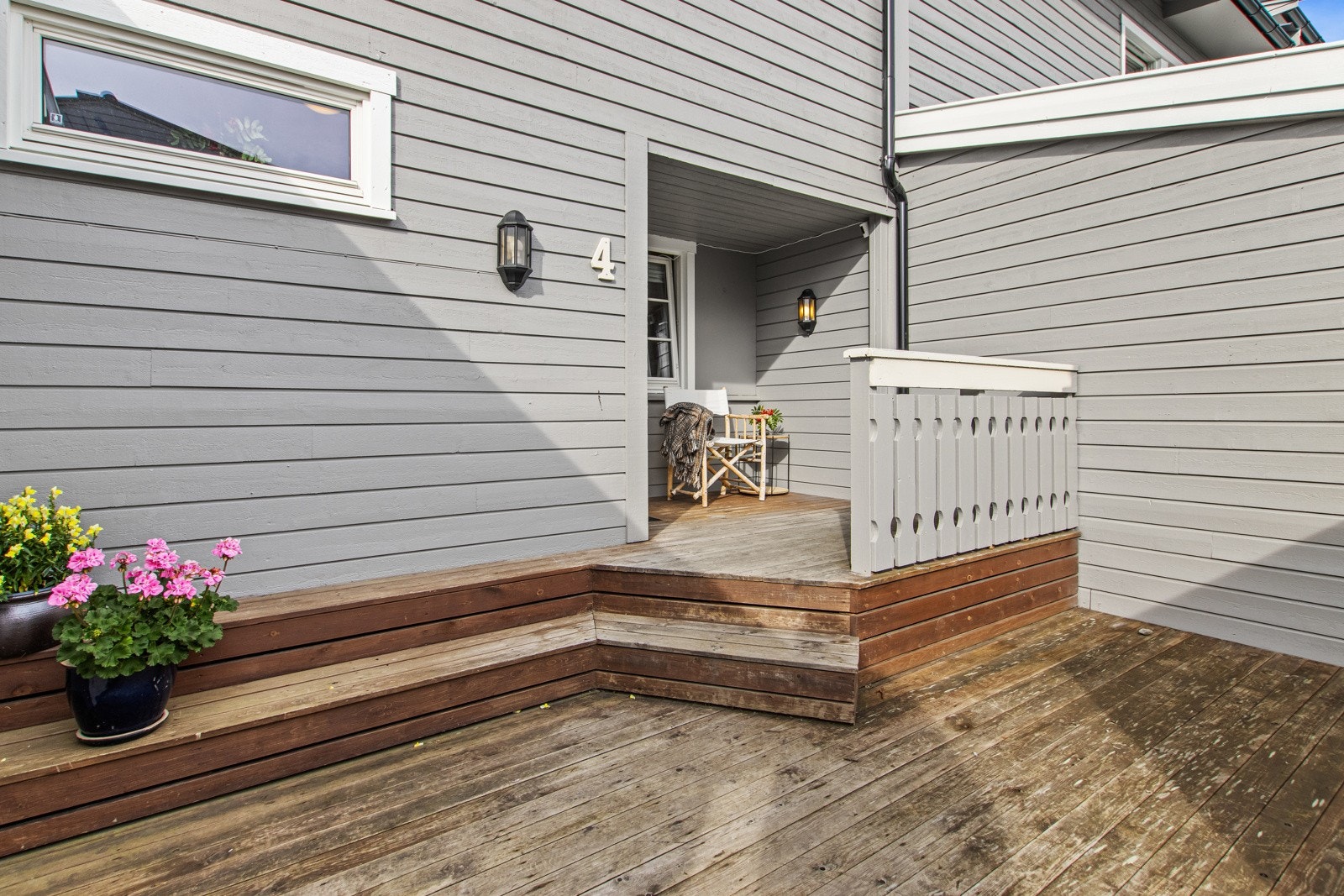 Terrassen ved inngangspartiet har morgen/formiddagssol. Galleribilde