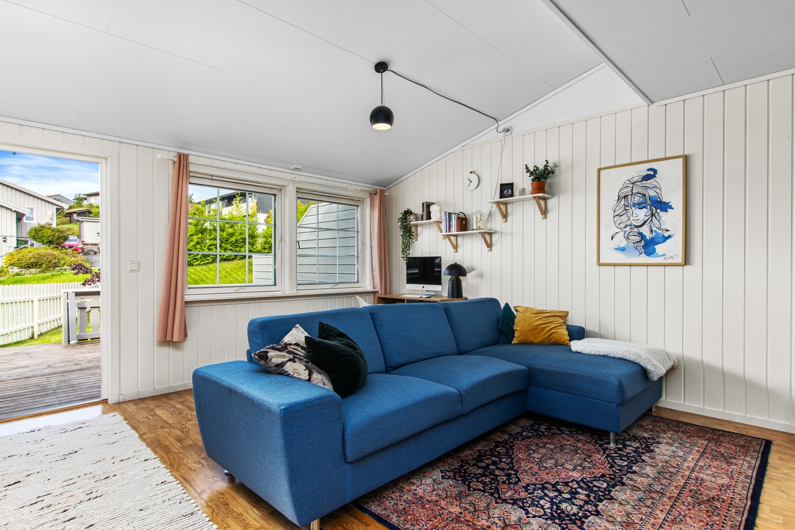 Det er god plass til både sofa, spisebord og kontorløsning. Galleribilde