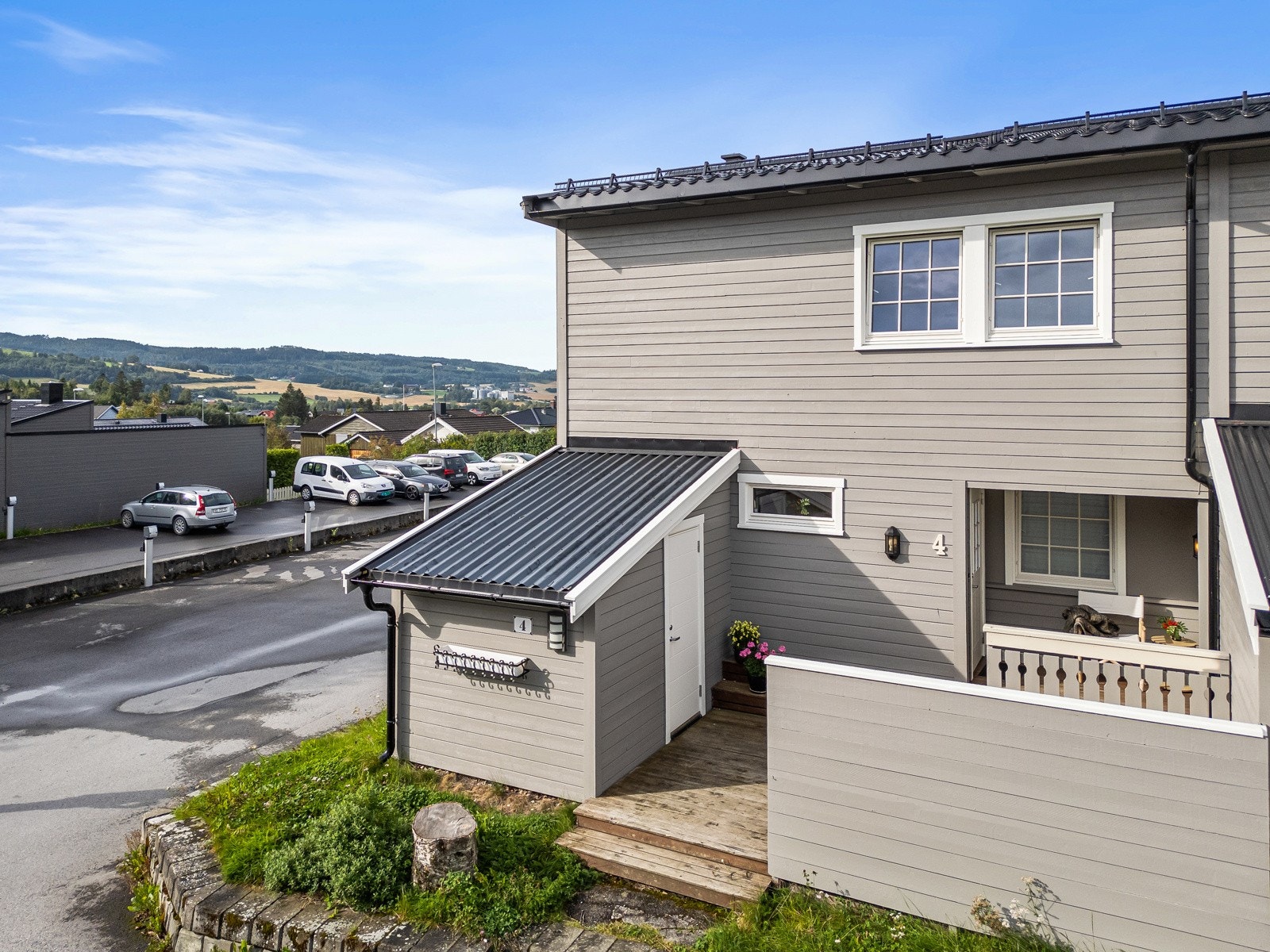 Inngangspartiet har morgenssol og er opparbeidet med platting. Bod i tilknytning. Galleribilde