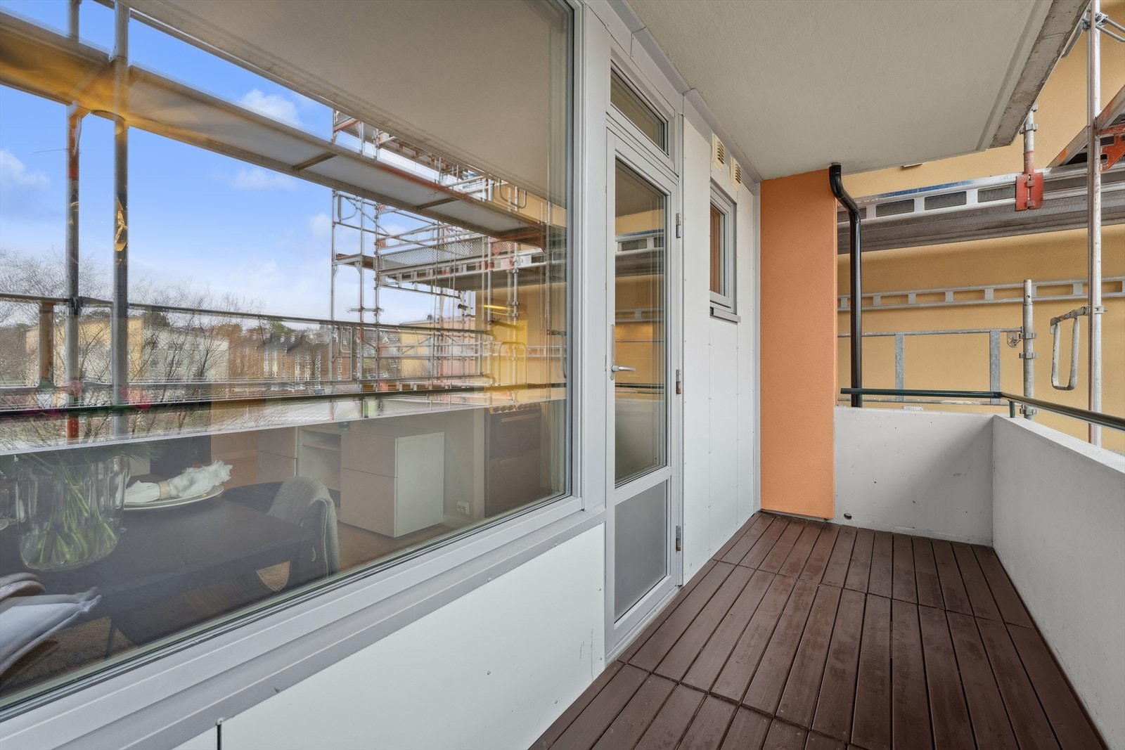 Balkongen er en fin forlengelse av boligen på sommerstid. Galleribilde