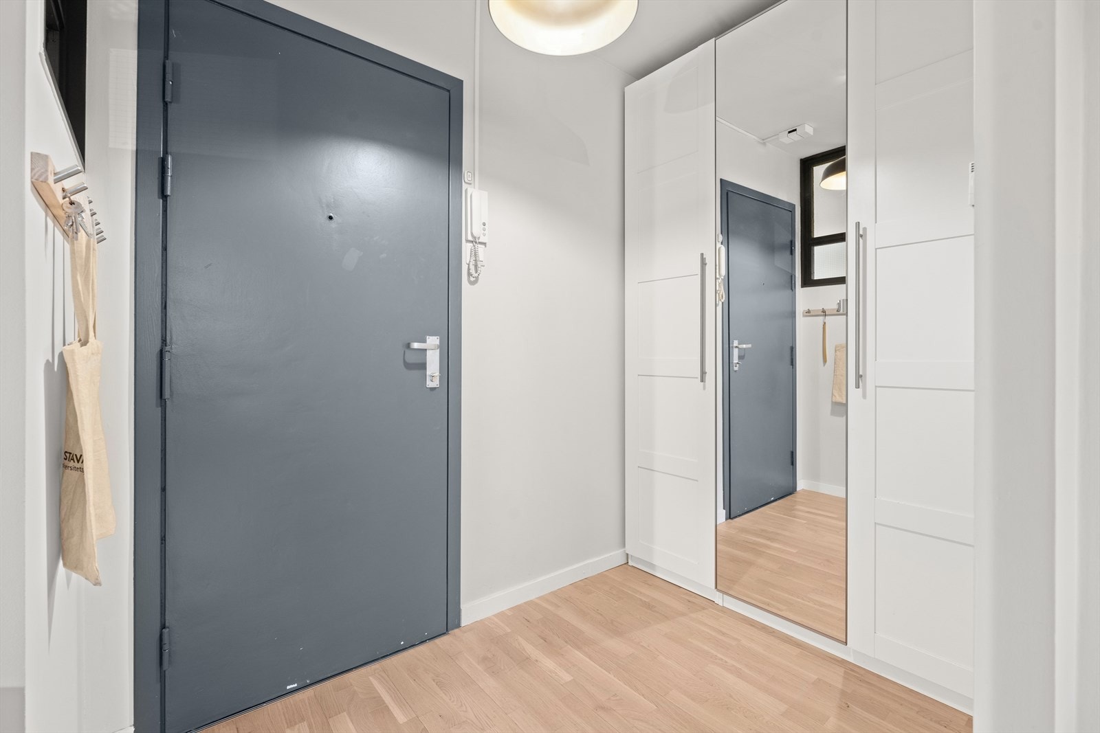Man ønskes velkommen i en lys entré med garderobeskap. Galleribilde