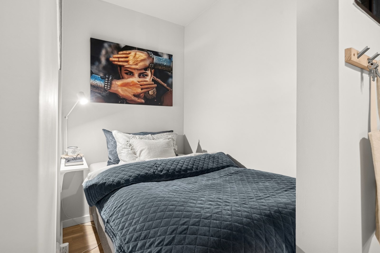 Leiligheten har en praktisk sovealkove med plass til stor seng. Galleribilde