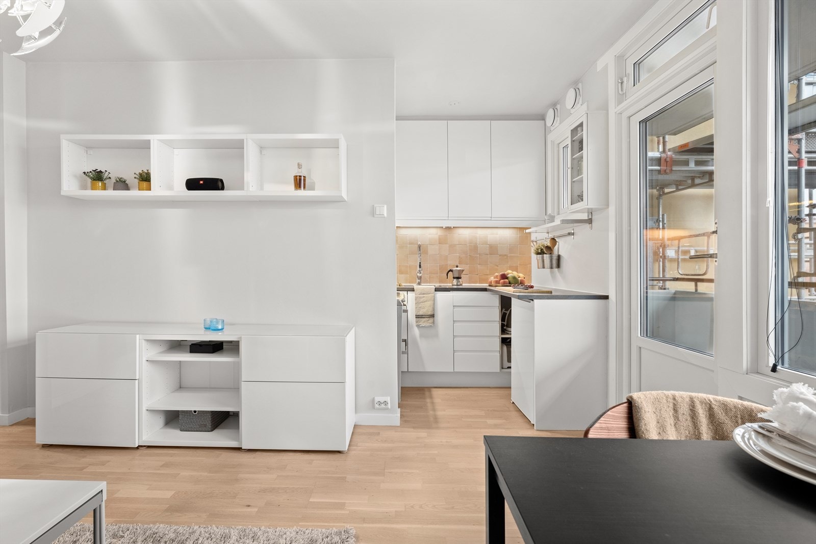 Kjøkkenet ligger i åpen løsning mot stuen. Galleribilde