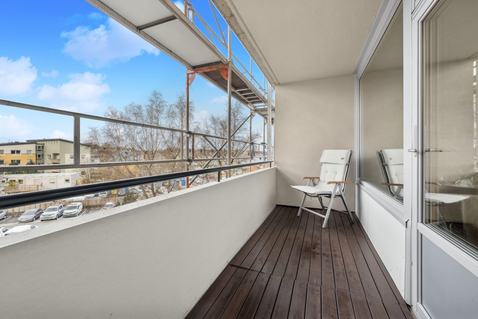 Leiligheten har utgang til en overbygget balkong på 6 kvm. Galleribilde