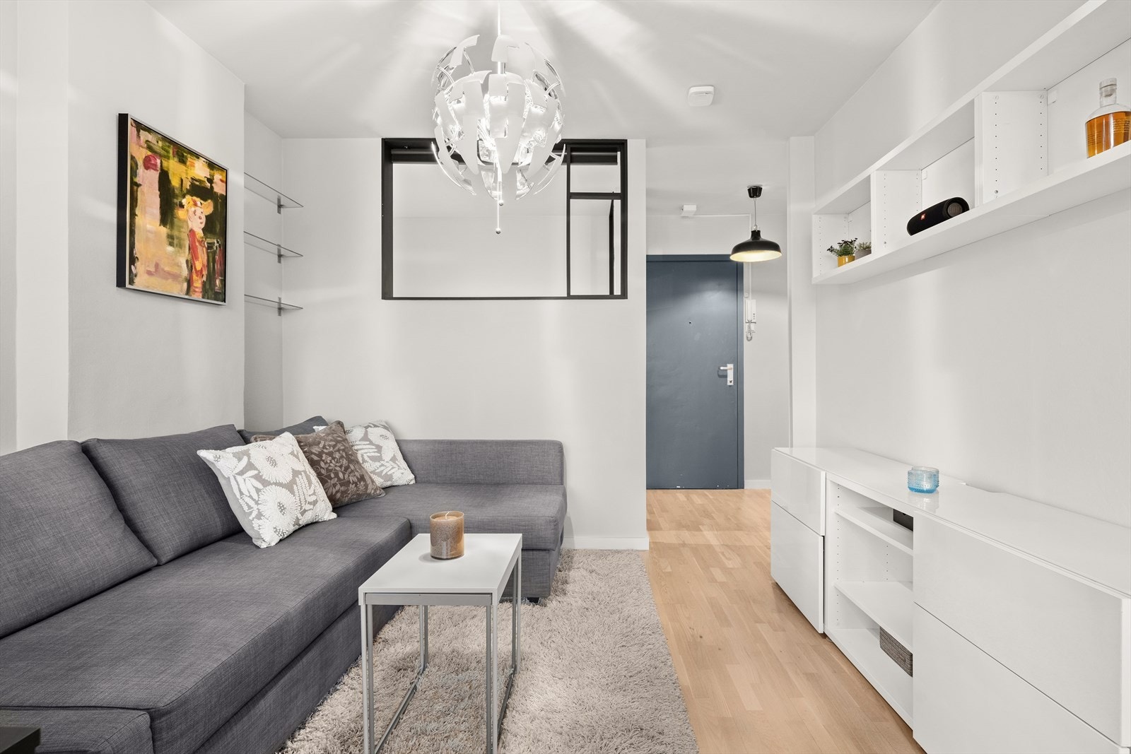 Leiligheten har en arealeffektiv planløsning, lyse overflater og normal standard. Galleribilde