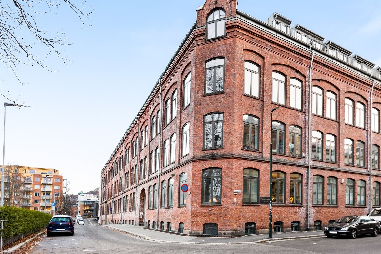 Fasaden er kledd i murstein, mens etasjeskillene antas å være konstruert med trebjelkelag. Fundamentet består sannsynligvis av en gråsteinsmur som er plassert på en treflåte Galleribilde