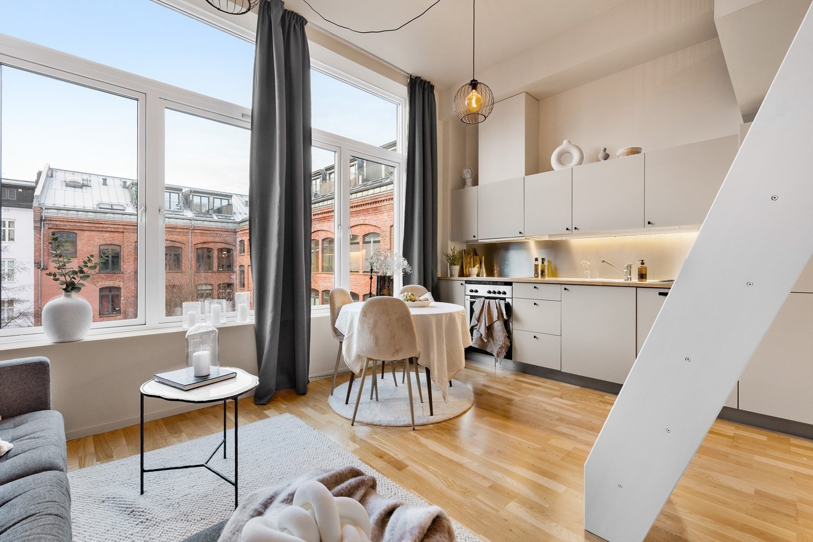 Boligen ligger i et sentralt og barnevennlig område i Gamlebyen. Galleribilde