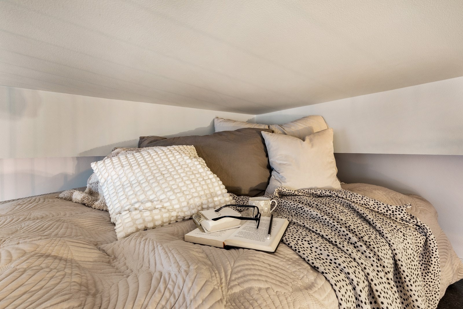 På hemsen er det plass til dobbeltseng og gir en smart løsning for å utnytte plassen maksimalt. Galleribilde