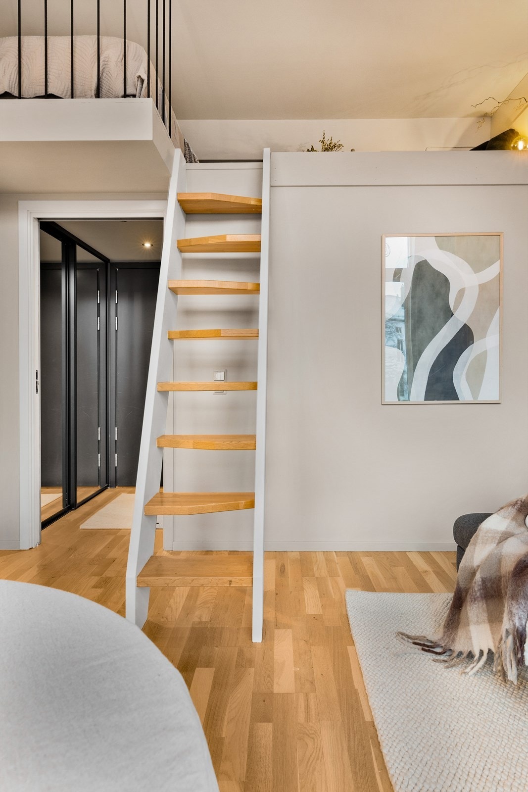 Fra entréen er det direkte tilgang til badet og videre inn til stue og kjøkken. Galleribilde