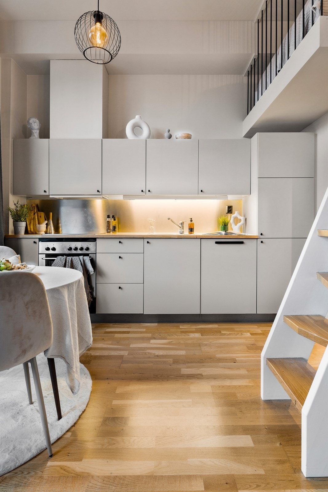 Det er utstyrt med integrerte hvitevarer, inkludert kjøleskap/fryser, stekeovn, oppvaskmaskin og keramisk platetopp. Galleribilde