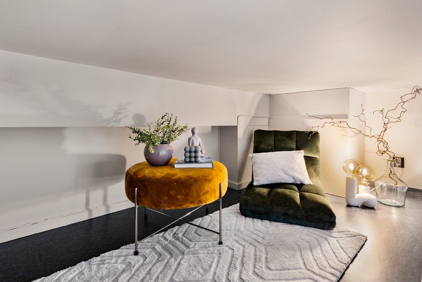 Takhøyden på hemsen gjør den praktisk som soveplass eller til oppbevaring. Galleribilde