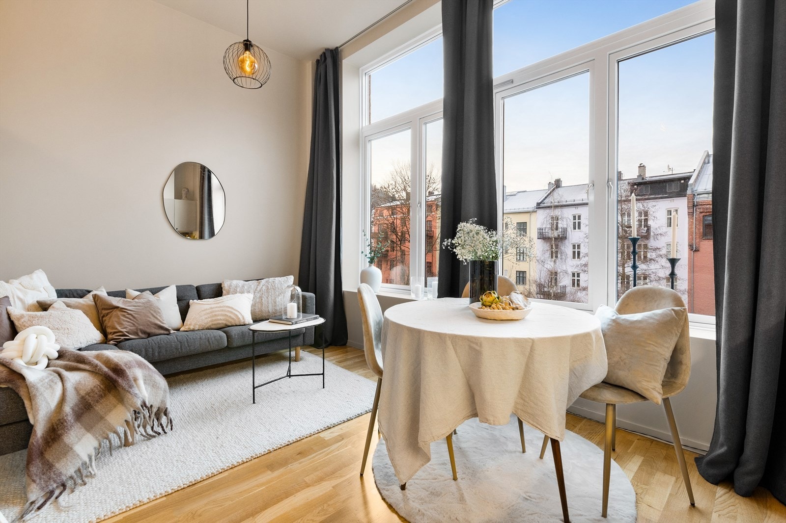 Presentert av Mads Bådsvik og Emilie Gjermstad v/ Eiendomsmegler1. En lys og moderne studioleilighet med hems, perfekt som førstegangskjøp eller pendlerbolig. Galleribilde