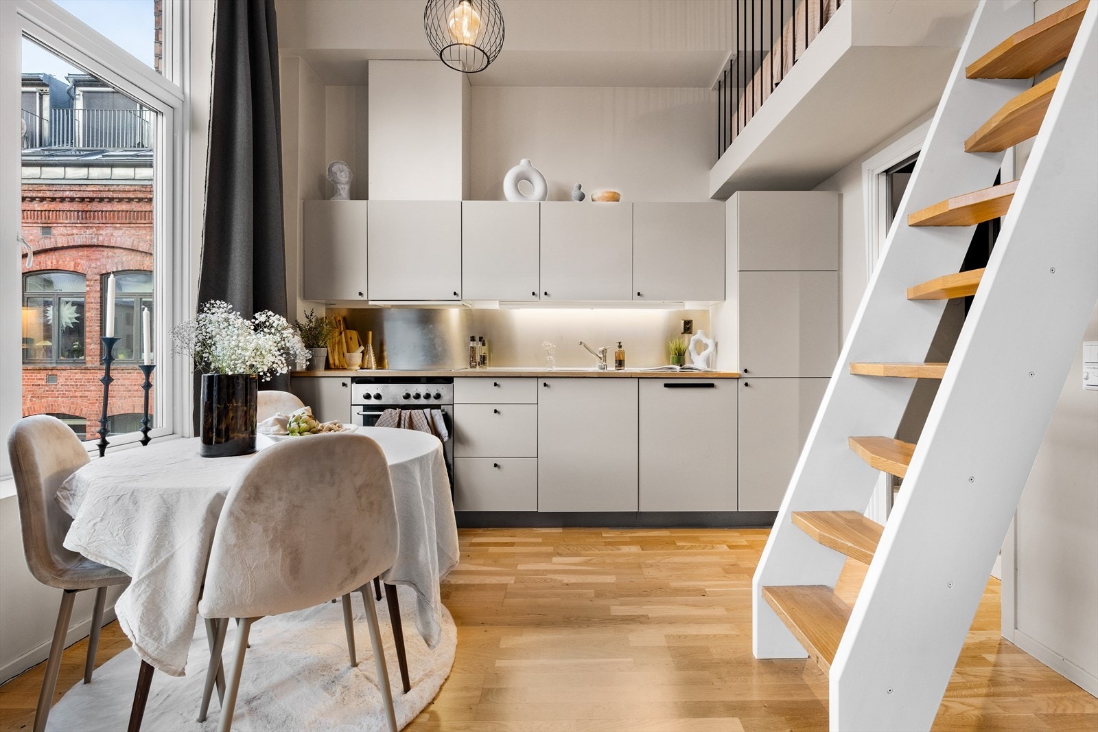 Benkeplaten ble overflatebehandlet i 2020 for et oppfrisket utseende og bedre holdbarhet. Galleribilde