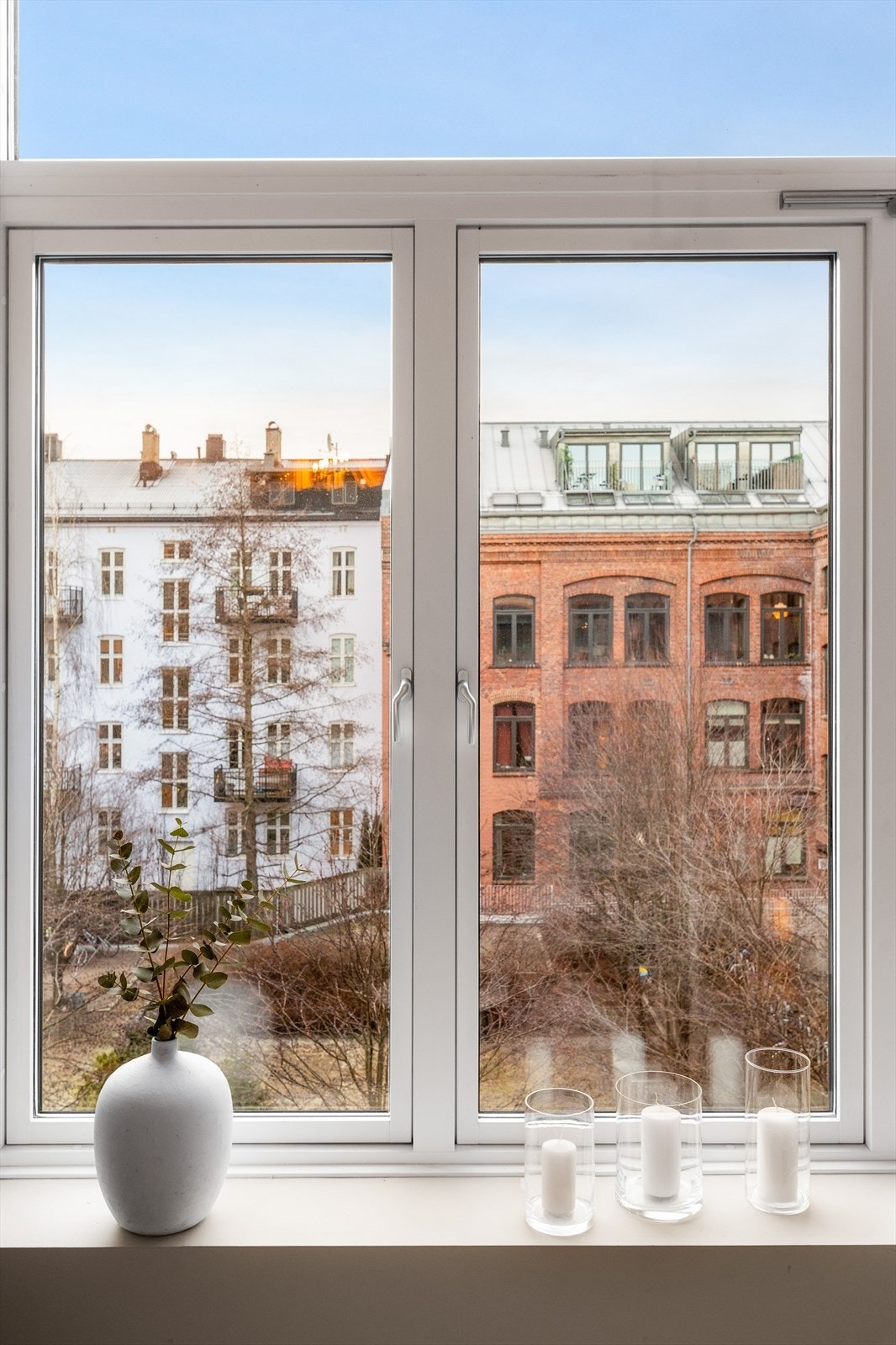 Bygget har malte trevinduer utstyrt med 3-lags isolerglass, som gir god isolasjon mot både temperaturvariasjoner og støy. Galleribilde