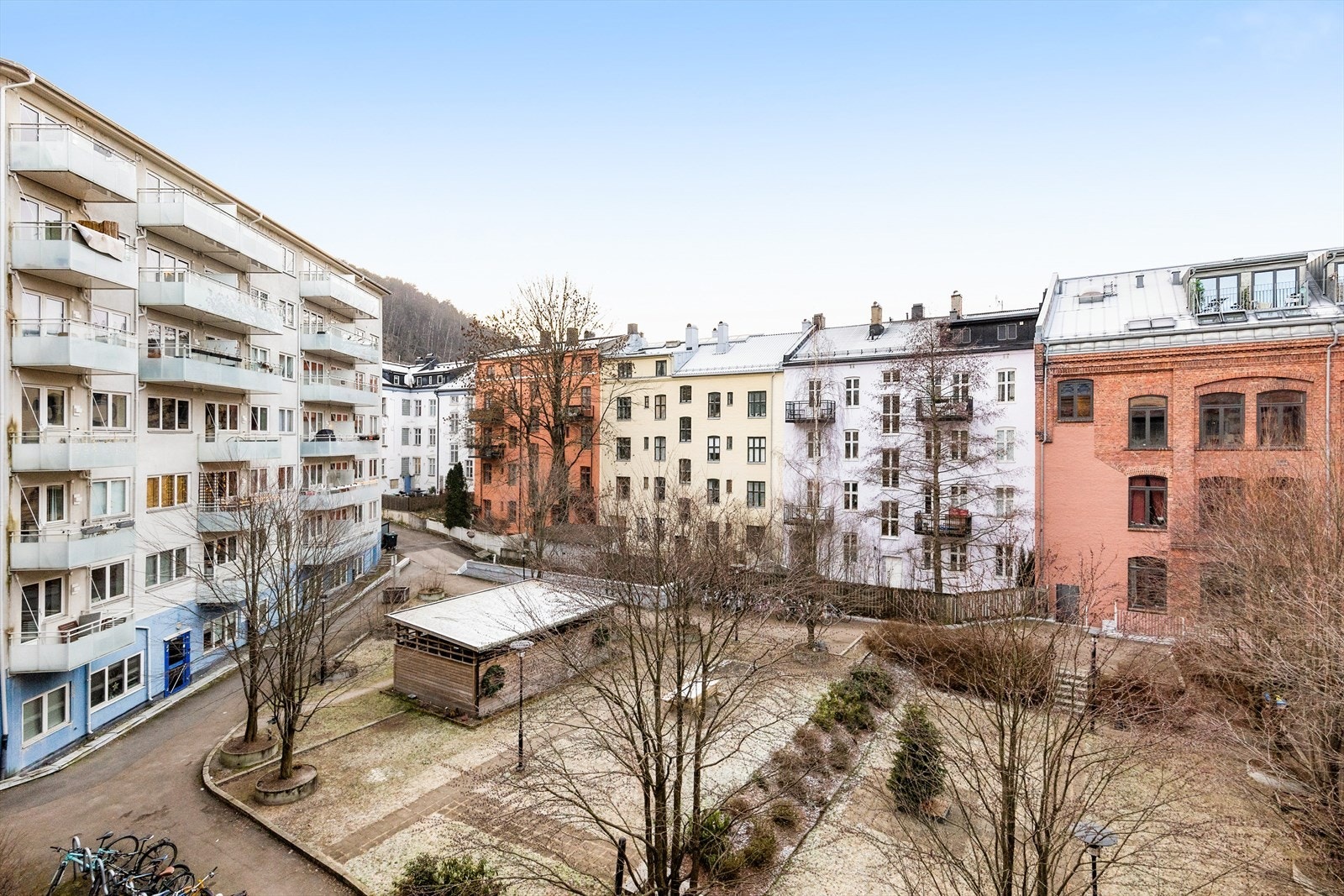 Sentralt og barnevennlig område i Gamlebyen. Kort avstand til skoler, barnehager, matbutikker, koselige spisesteder og grønne parker. Buss (37, 100, 110), trikk (18, 19) og T-bane (linje 1, 4, 5) til sentrum, marka og øvrige bydeler i Oslo. Galleribilde