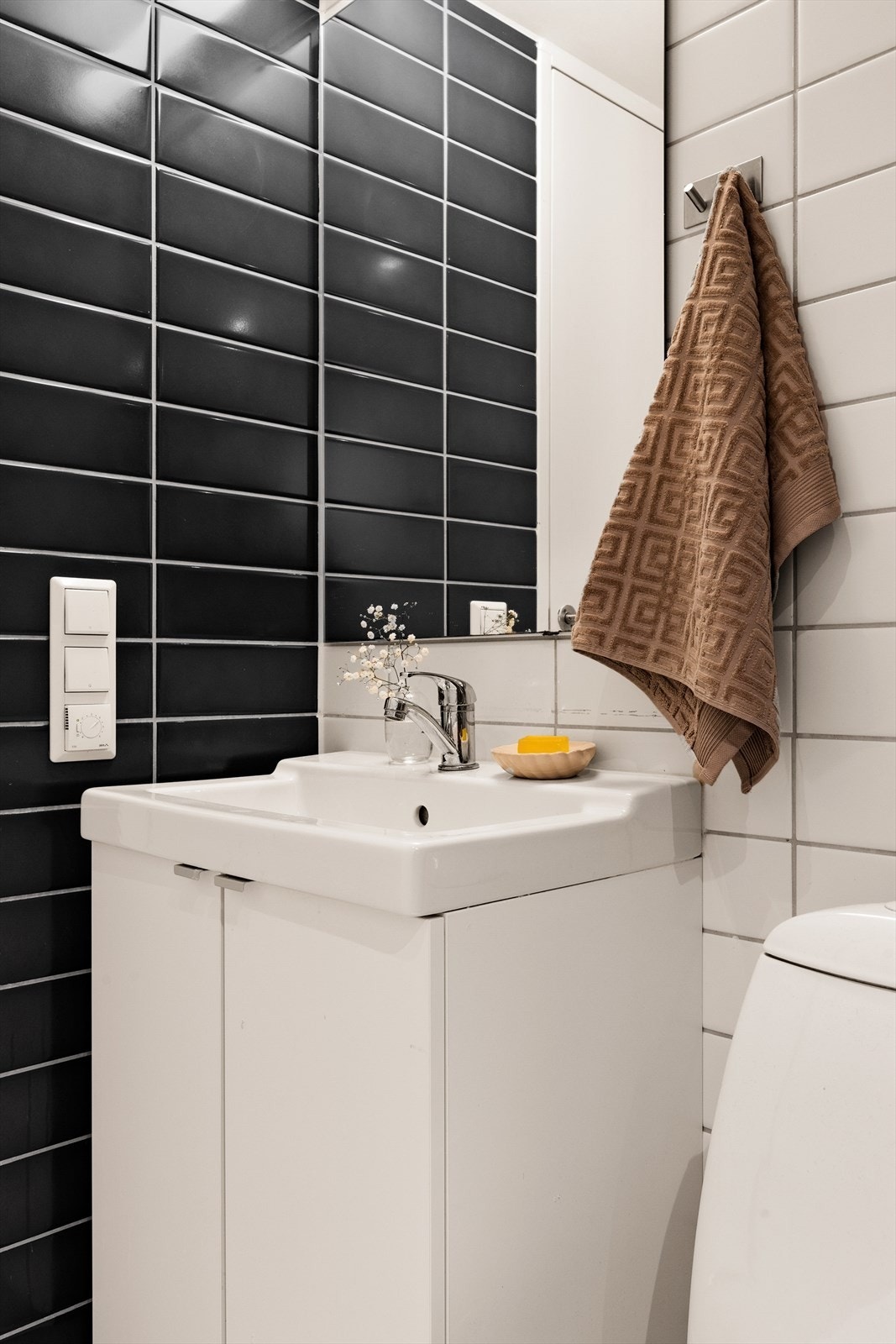 Downlights i taket gir god belysning. Badet har opplegg for vaskemaskin, og det er også tilgang til fellesvaskeri i bygget. Galleribilde