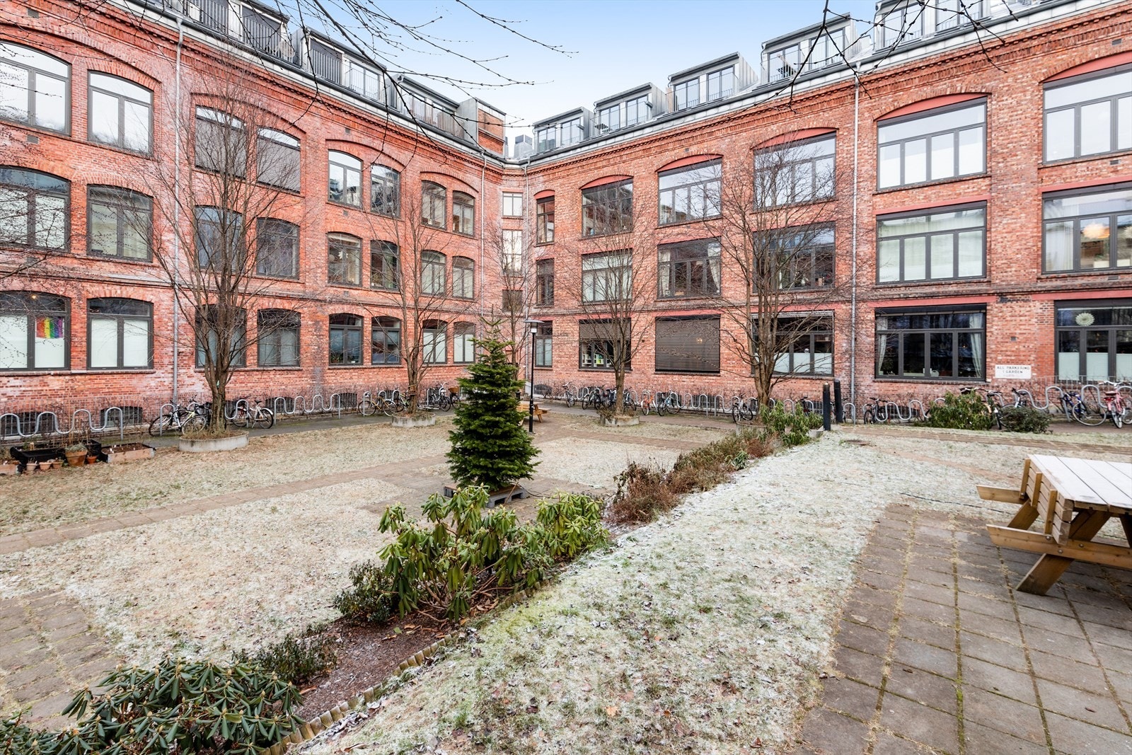 Bygården er en klassisk treetasjers murverksbygning med kjeller og loft, oppført i henhold til byggeteknikker fra den tiden den ble bygget. Galleribilde