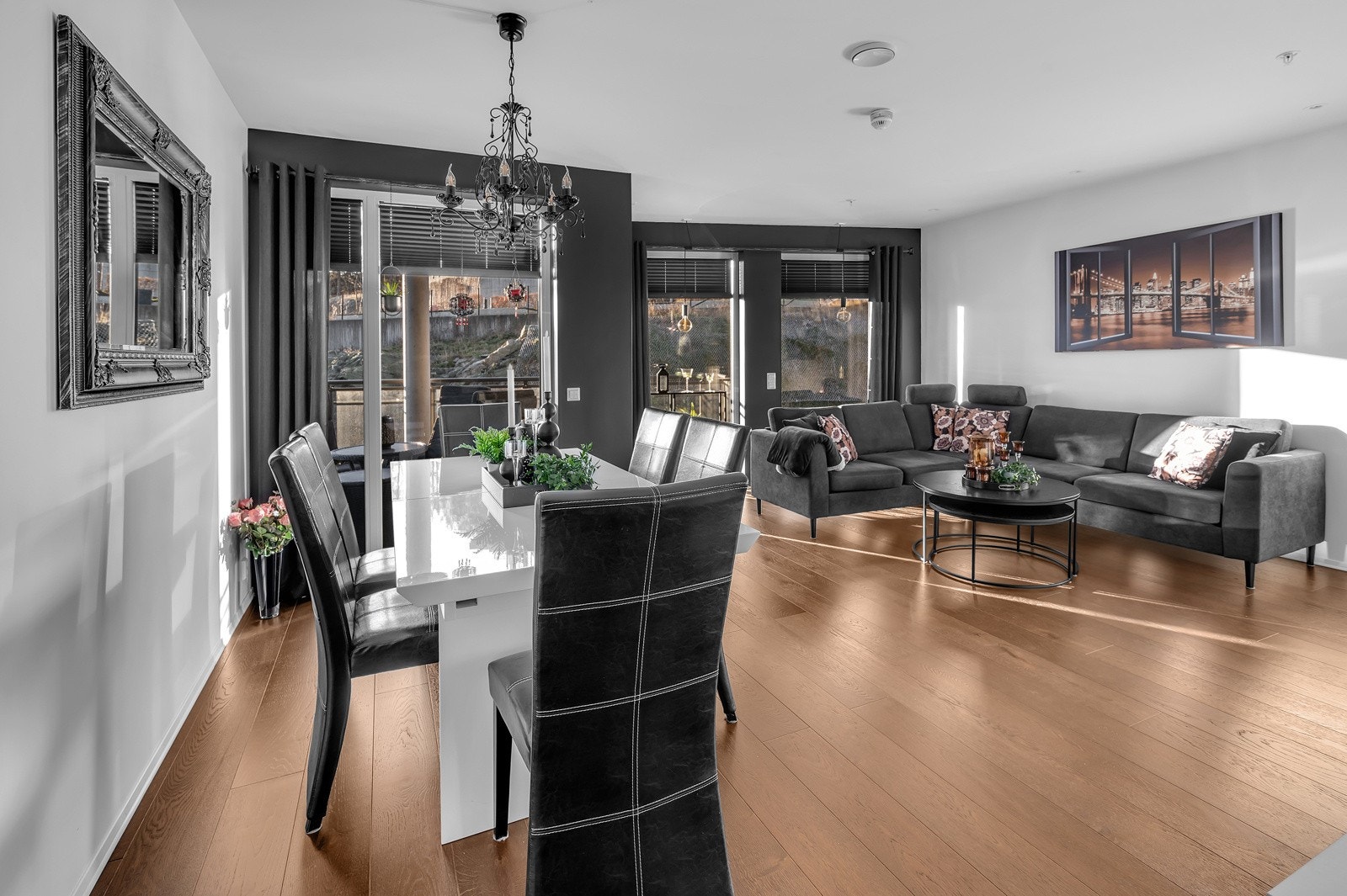 Romslig stue/kjøkken Galleribilde