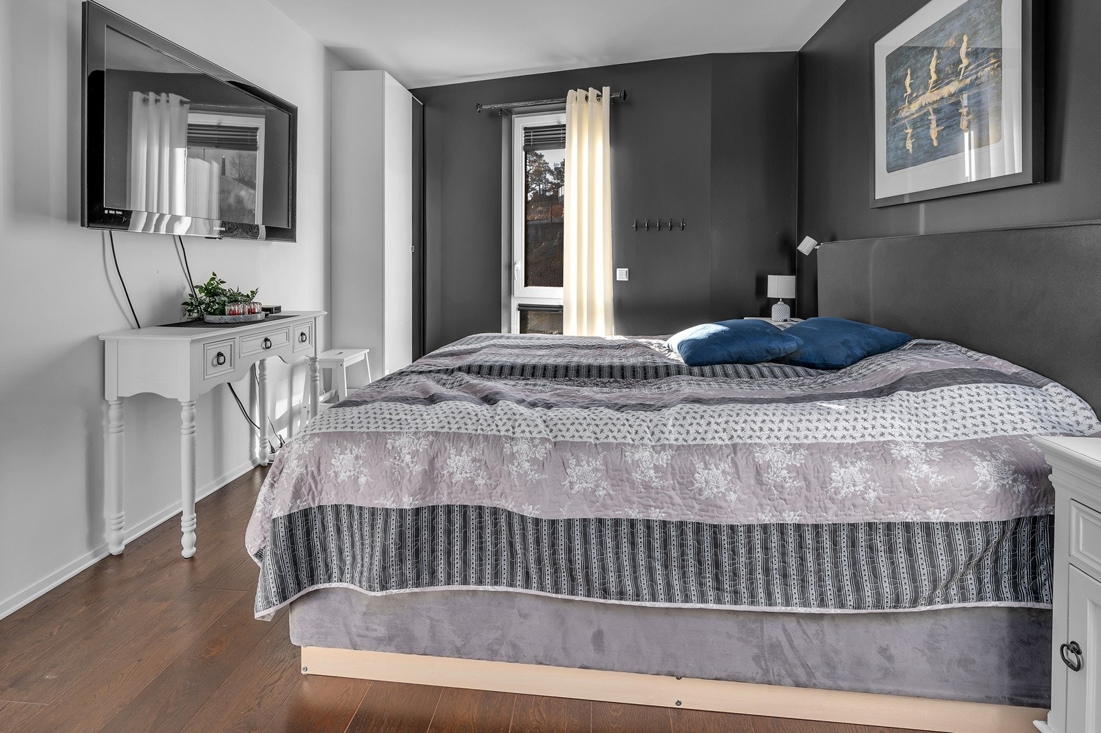 God plass til dobbeltseng, garderobe, skrivebord m.m. Galleribilde