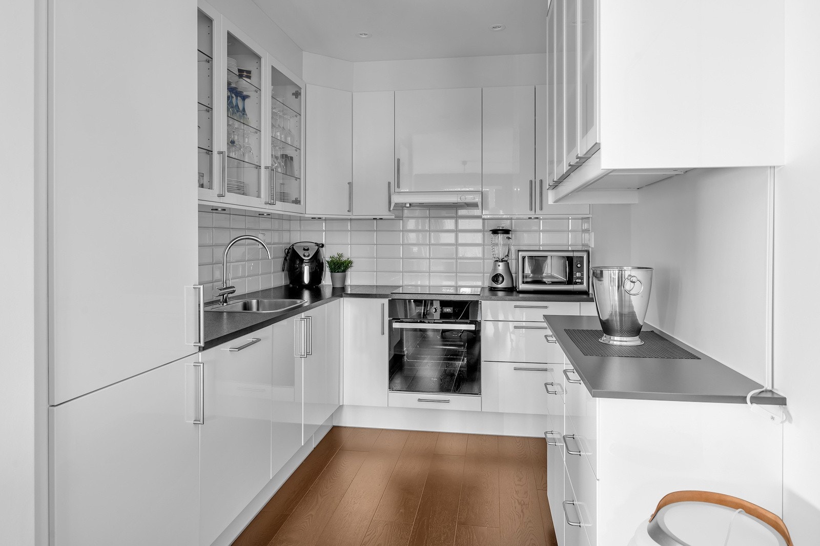 Kjøkken med god skap- og benkeplass Galleribilde