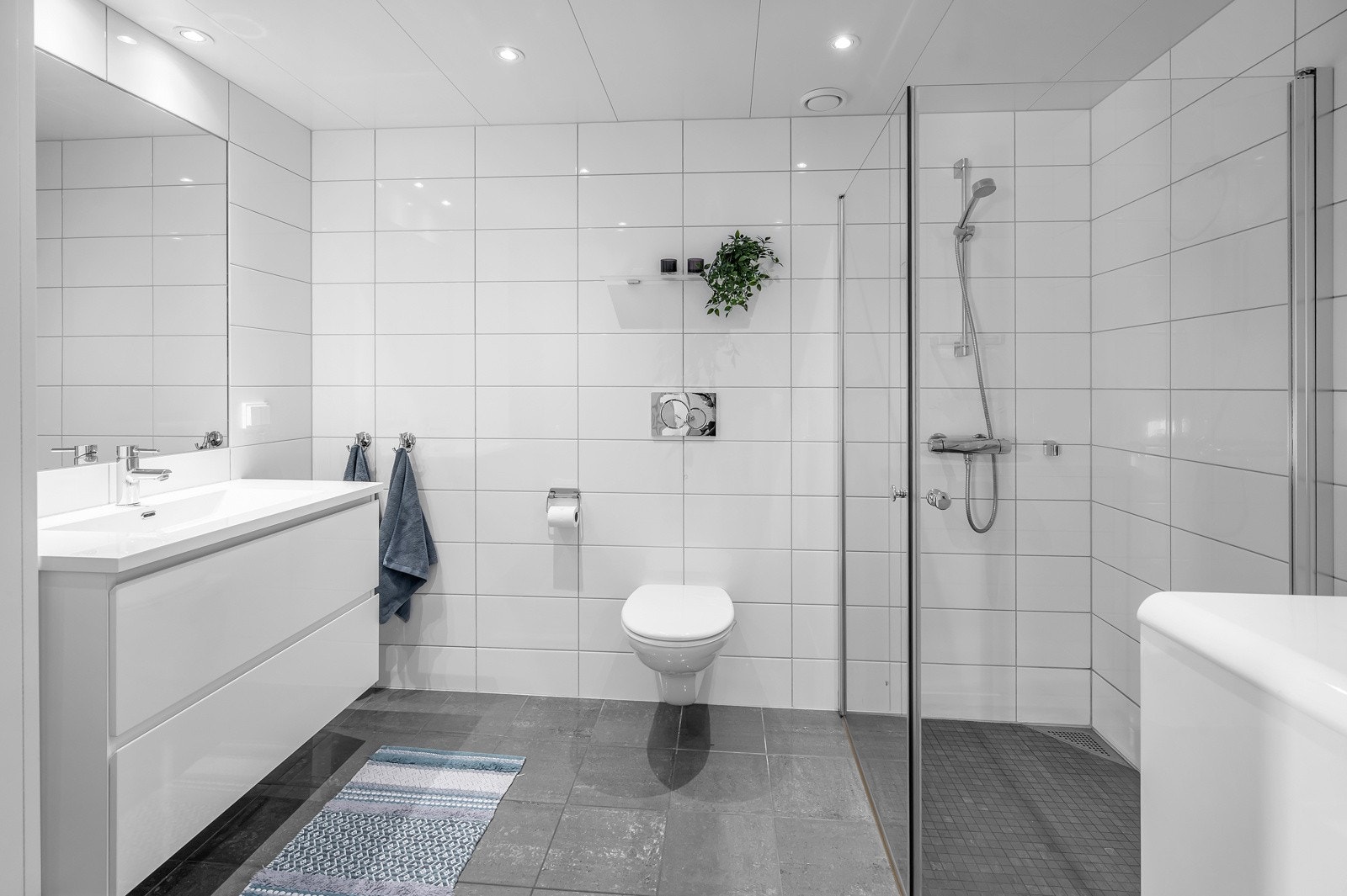 Pent fliselagt bad Galleribilde