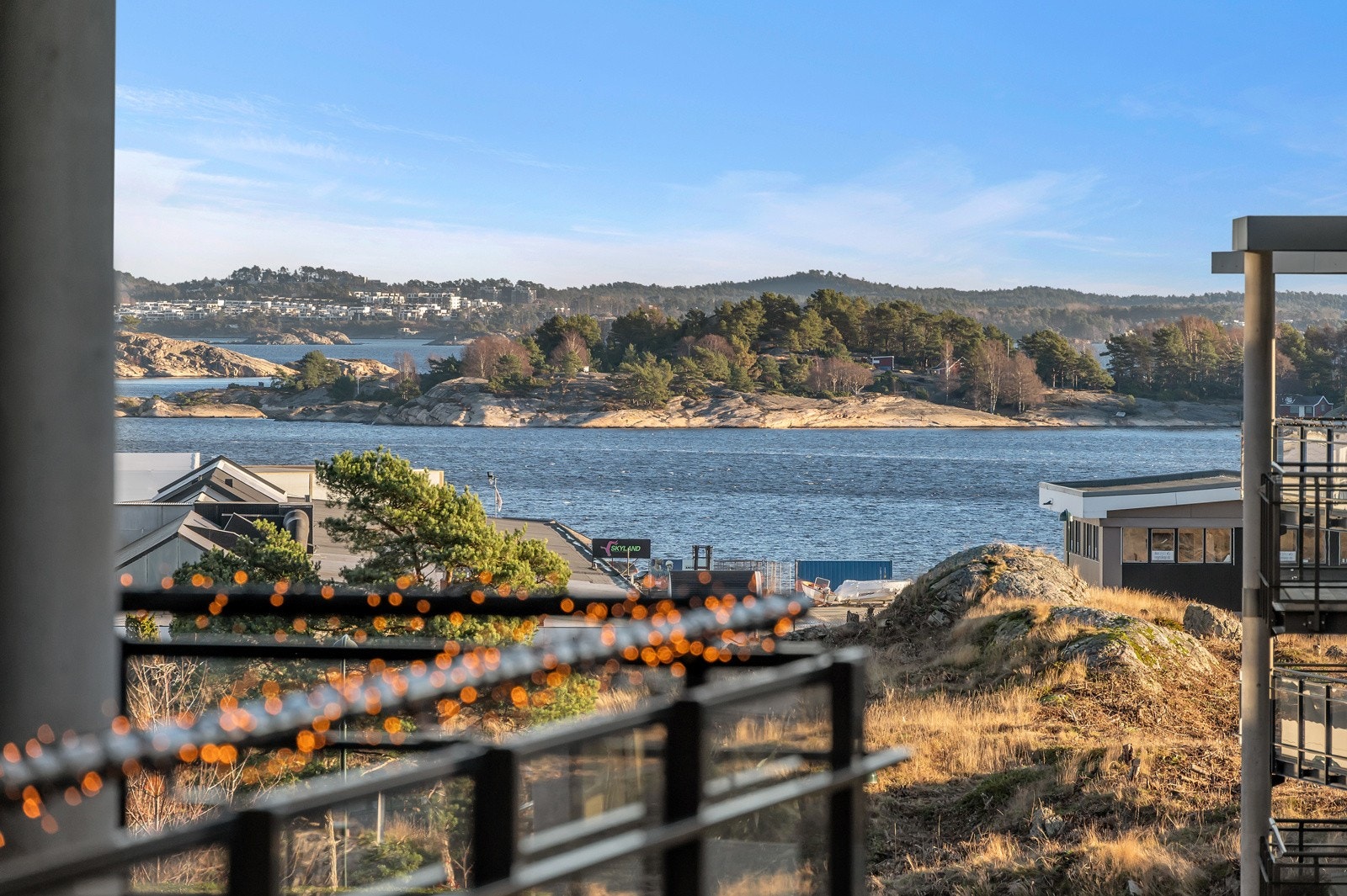 Sjøen ligger knappe 500 meter unna leiligheten og byr på strand, sandvolleyballbane og flere herlige turmuligheter Galleribilde