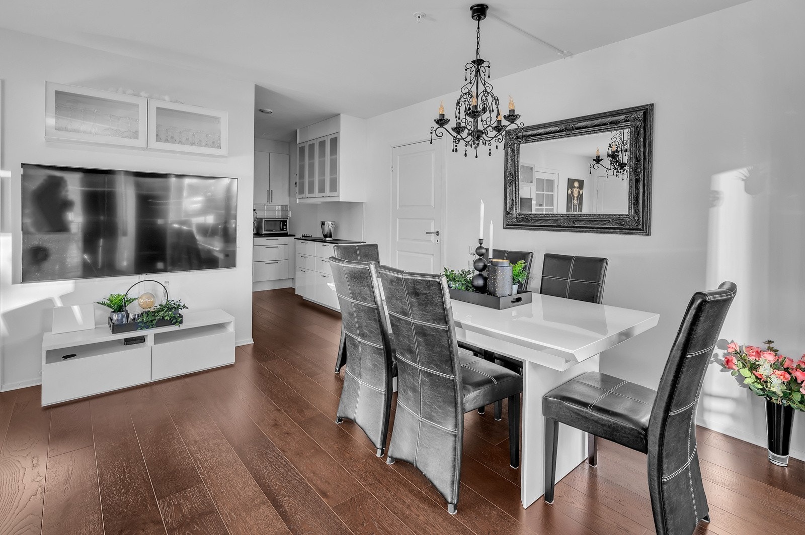 Vannboren varme i stue/kjøkken, gang og bad Galleribilde