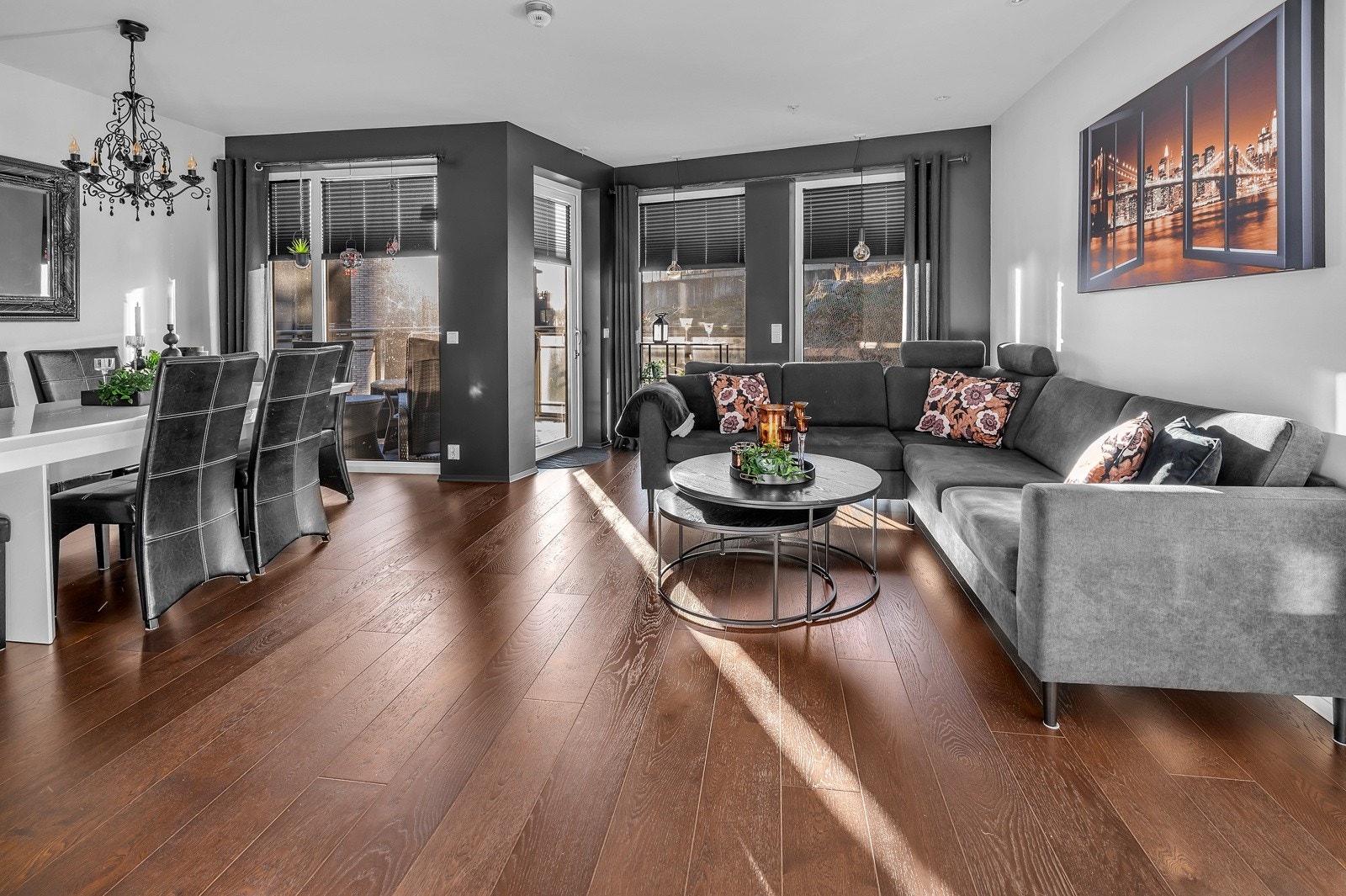 Store vindusflater som gir rikelig med lysinnslipp Galleribilde