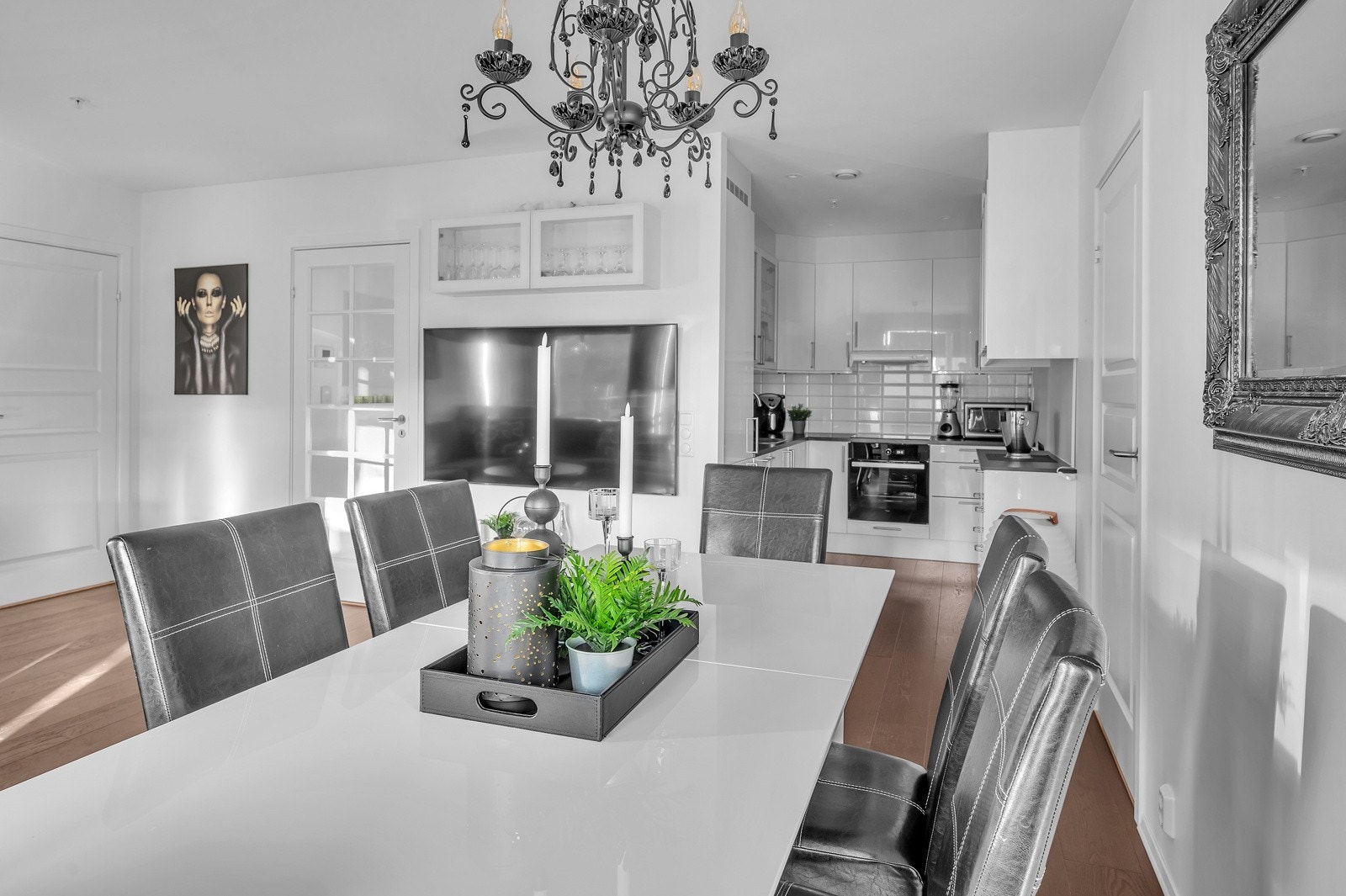 Åpen stue-/ kjøkkenløsning skaper en sosial atmosfære Galleribilde