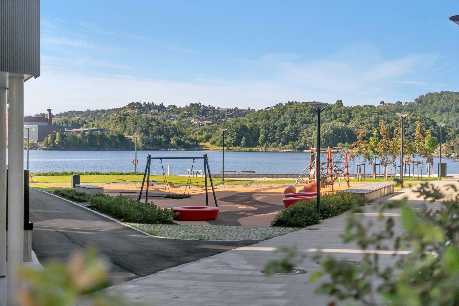 Sjøen ligger knappe 500 meter unna bygget! Galleribilde