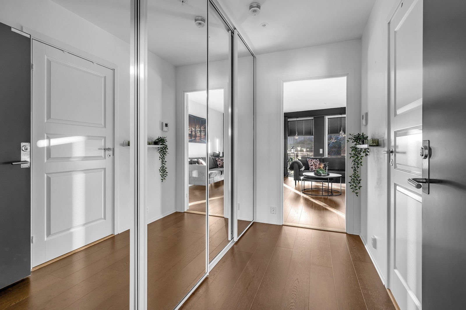 Innbydende gang og god skapplass Galleribilde