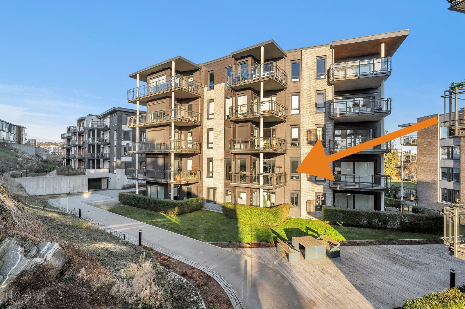 3 roms selveier med balkong, sjøgløtt og fast p-plass. Leiligheten ligger i byggets 2 etasje Galleribilde