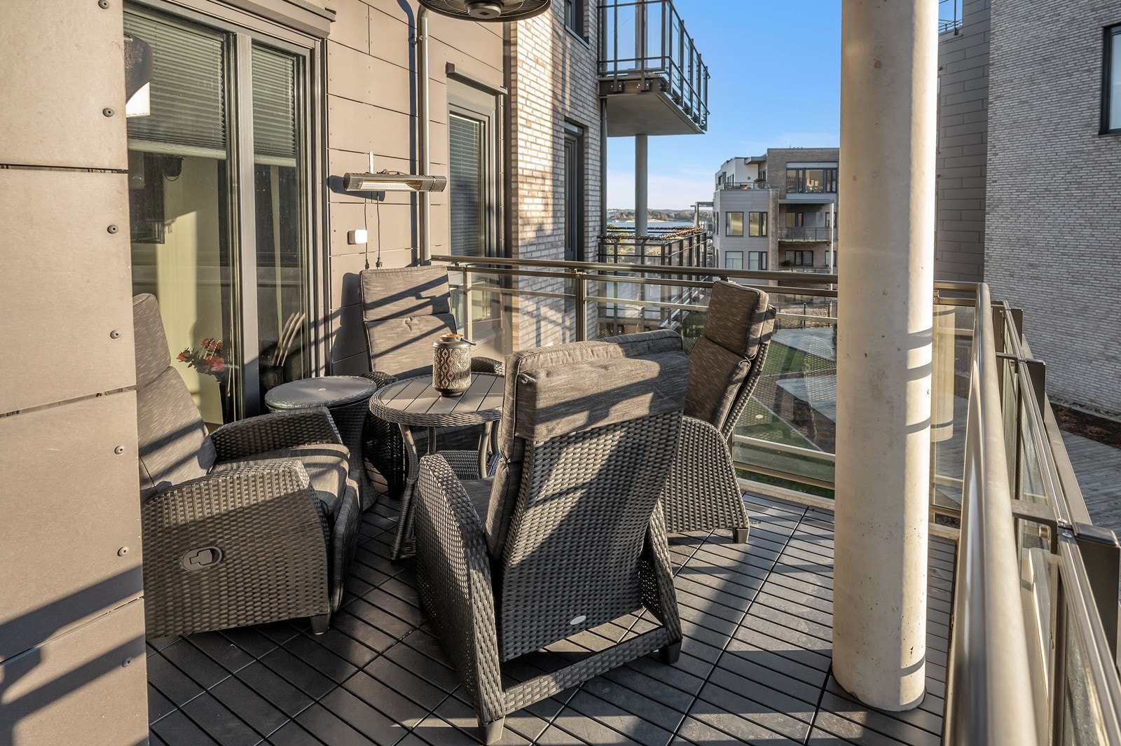 Balkong med gode solforhold og sjøutsikt Galleribilde