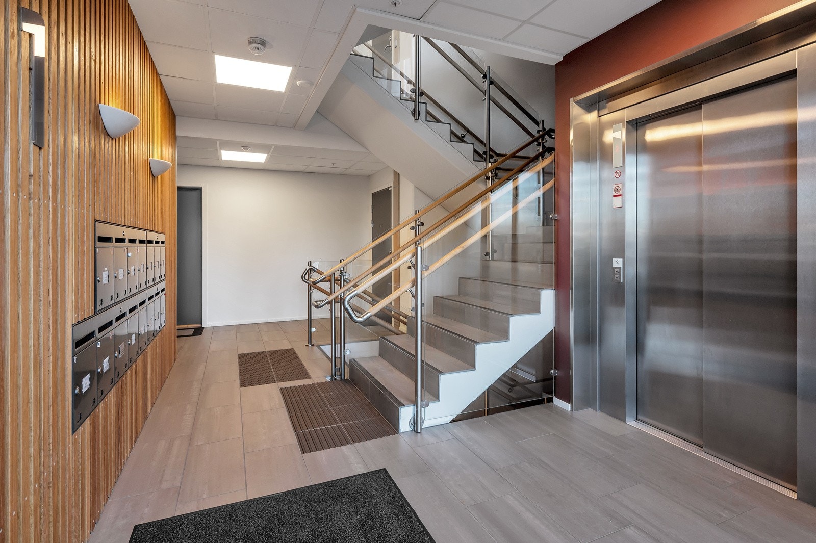 Heis i bygget. Lukket garasjeanlegg med parkeringsplass i kjeller og kjellerbod på 6 kvm Galleribilde